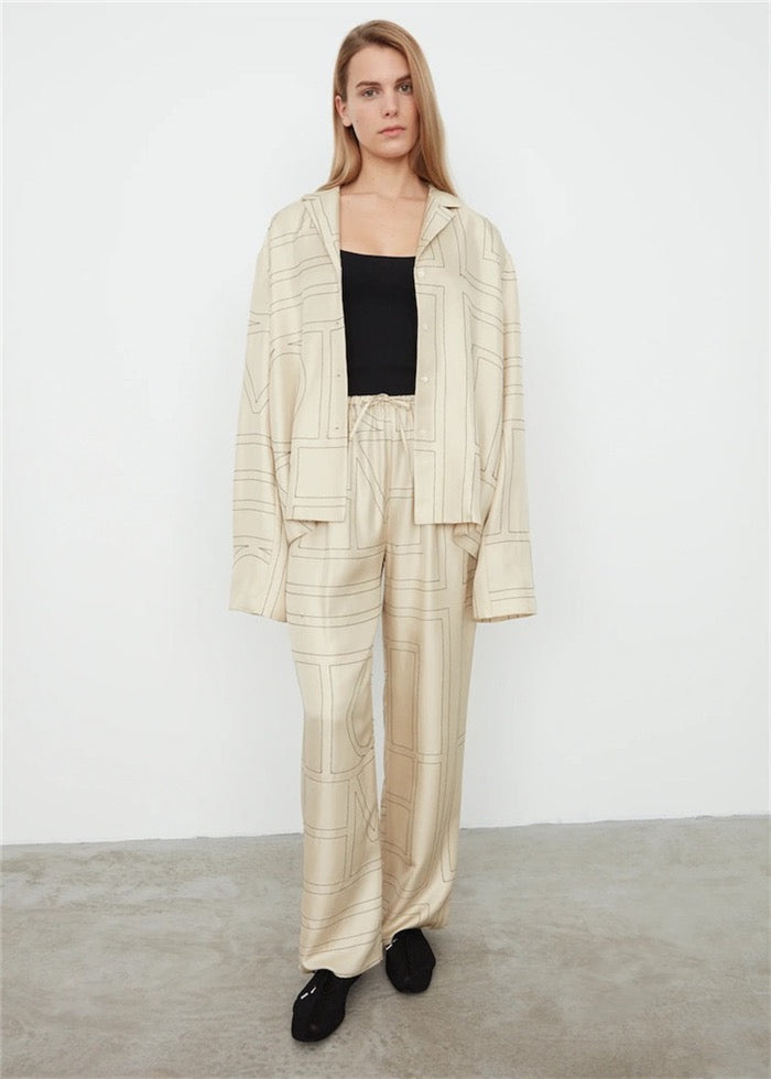 TOTEME Silk Twill Monogram Blouse – Embroidered Ivory Detailing & Lapel Collar