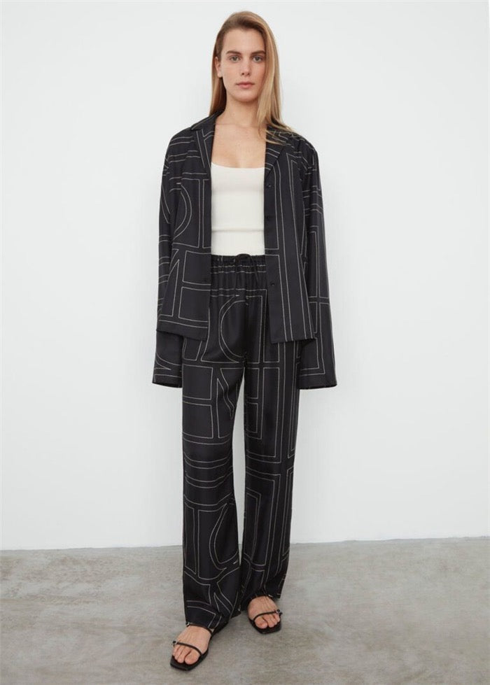 TOTEME Silk Twill Monogram Blouse – Embroidered Ivory Detailing & Lapel Collar