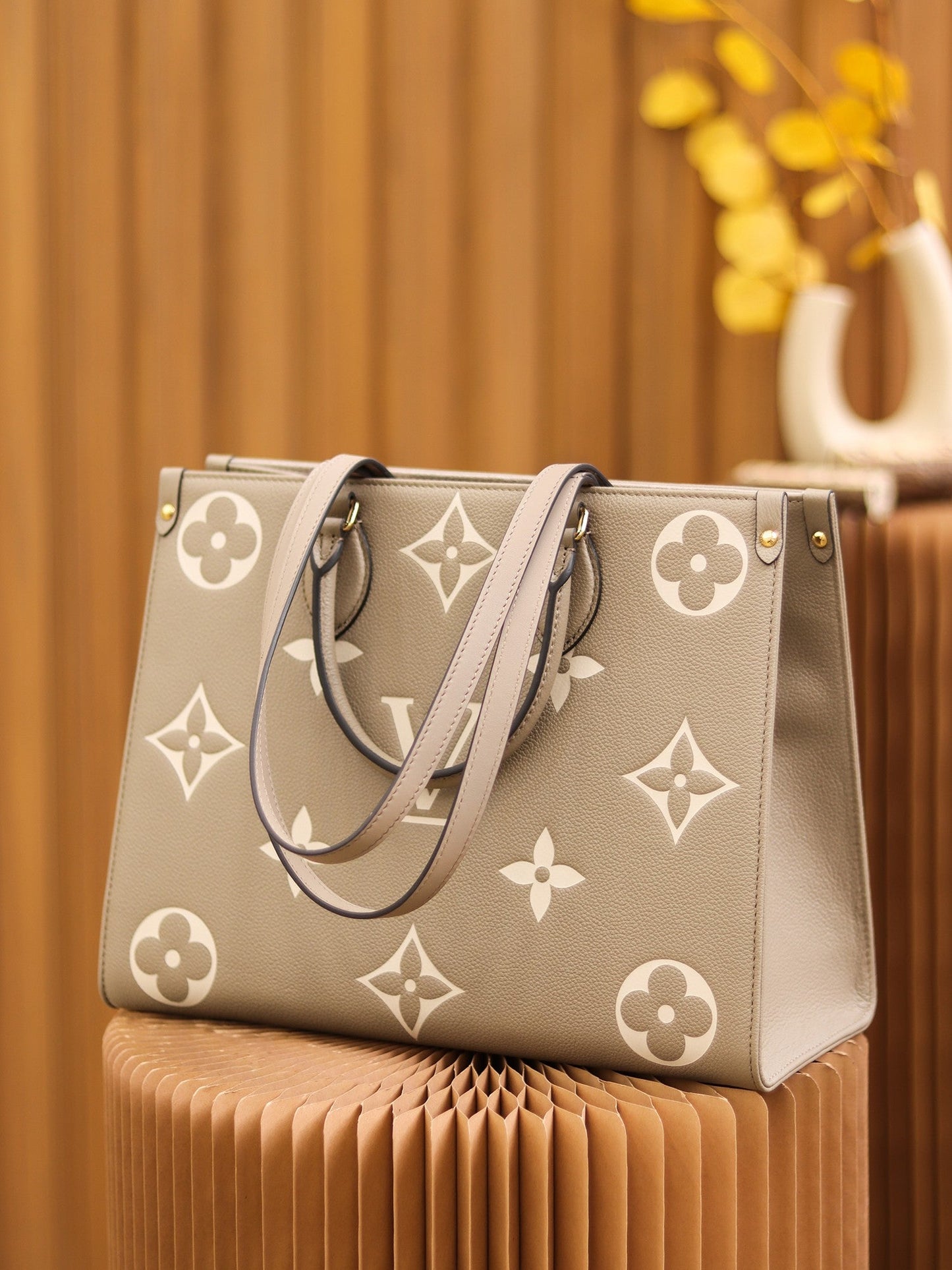 LV OnTheGo MM Dove/Cream