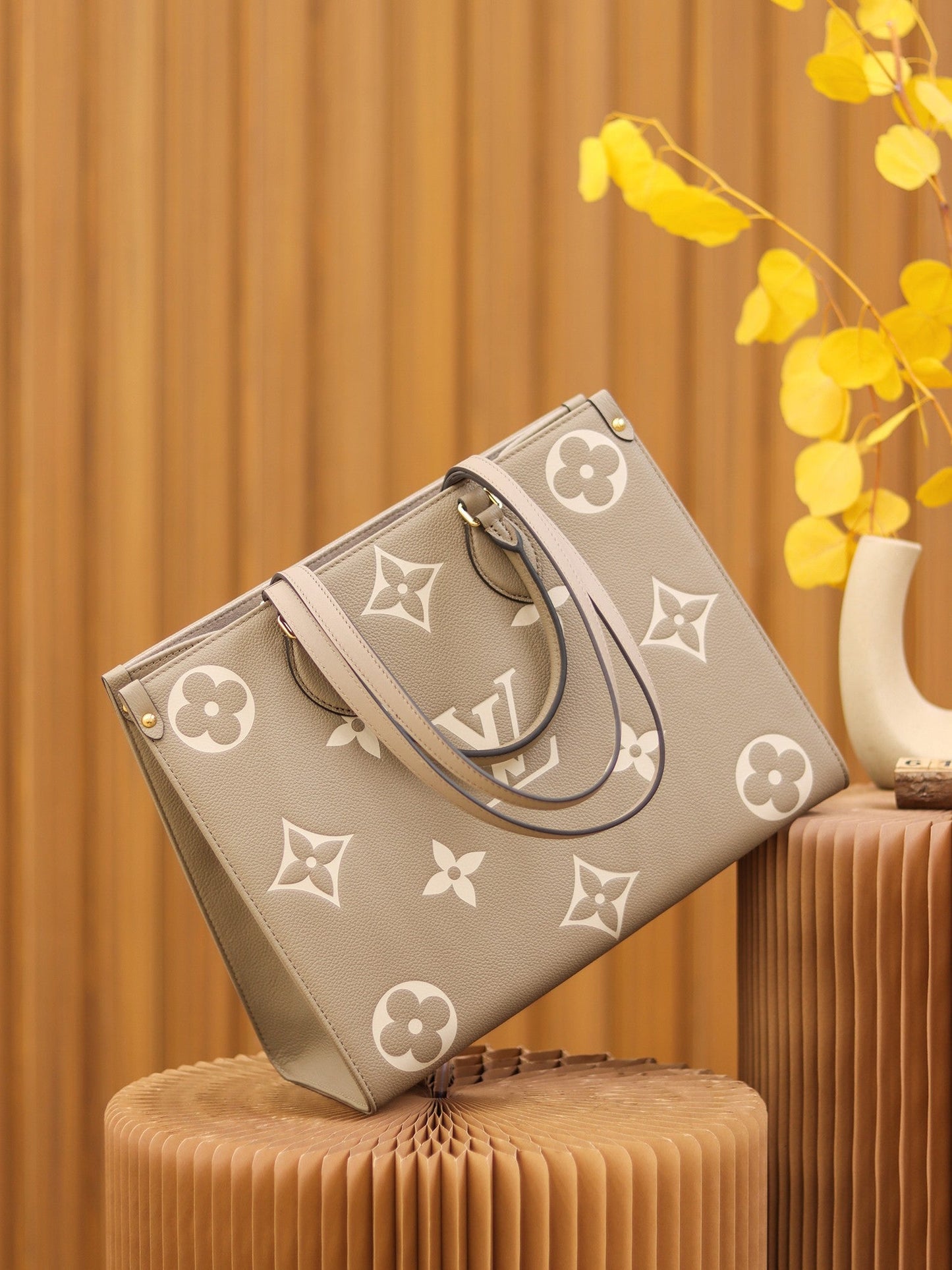 LV OnTheGo MM Dove/Cream
