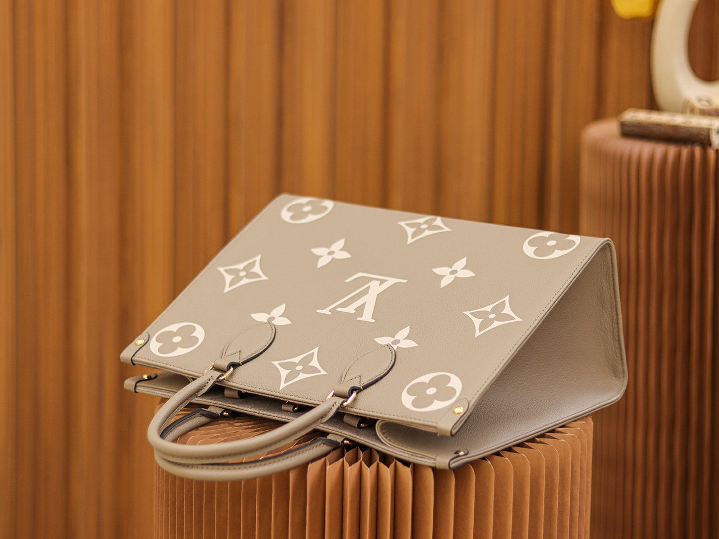 LV OnTheGo MM Dove/Cream