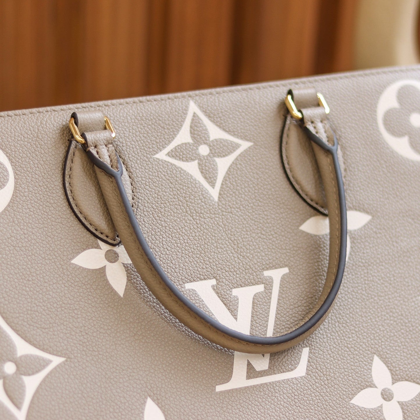 LV OnTheGo MM Dove/Cream