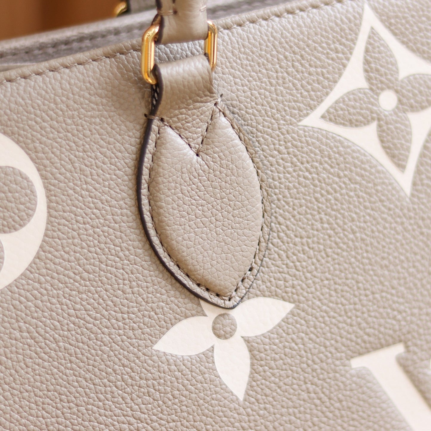 LV OnTheGo MM Dove/Cream