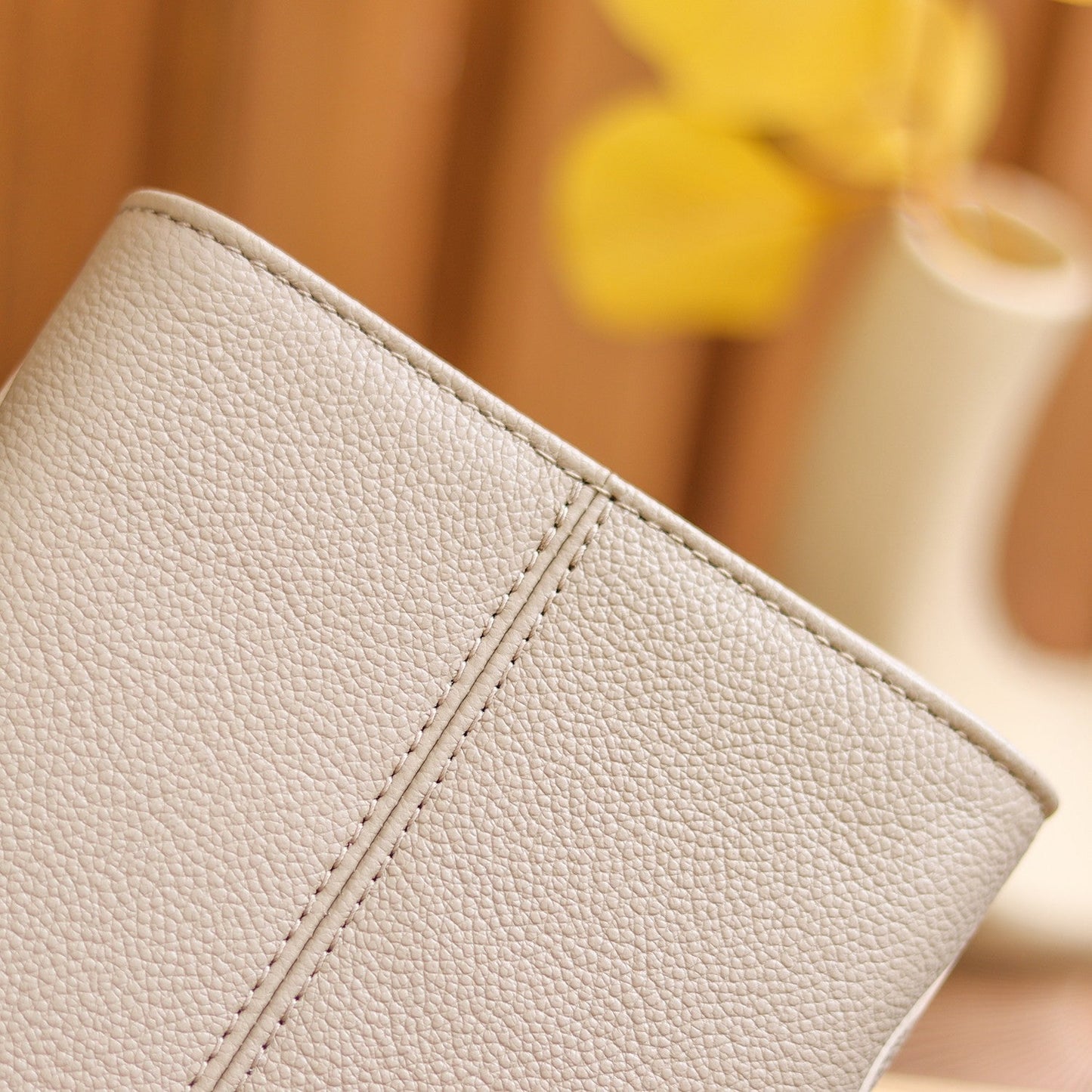 LV OnTheGo MM Dove/Cream