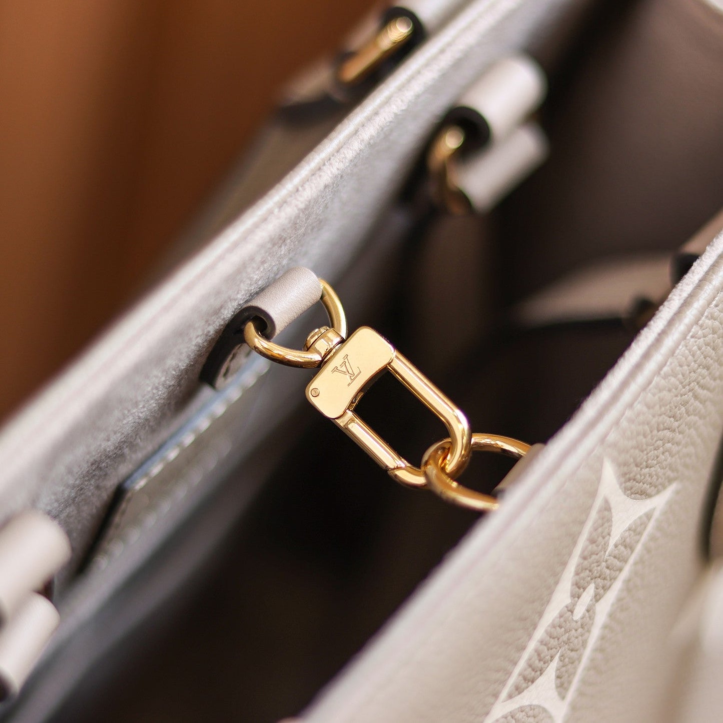 LV OnTheGo MM Dove/Cream