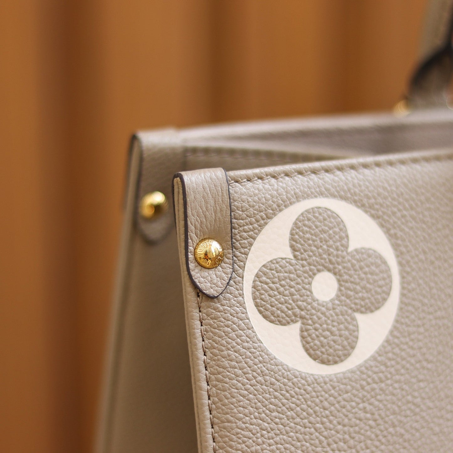 LV OnTheGo MM Dove/Cream