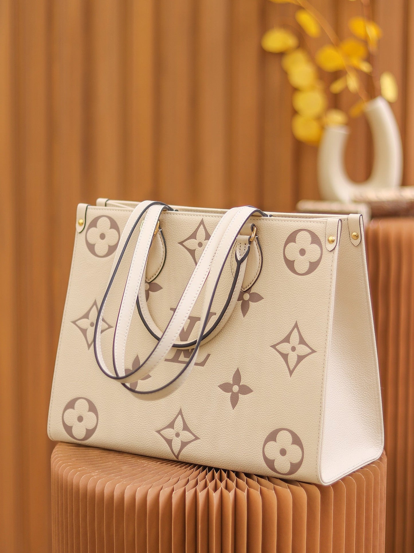 LV OnTheGo MM Creme/Rose Pink