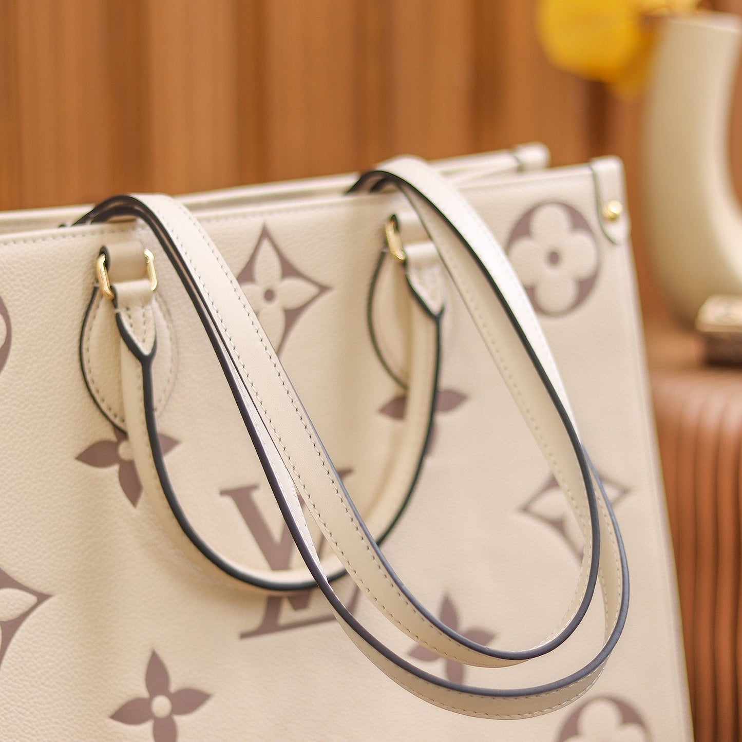 LV OnTheGo MM Creme/Rose Pink