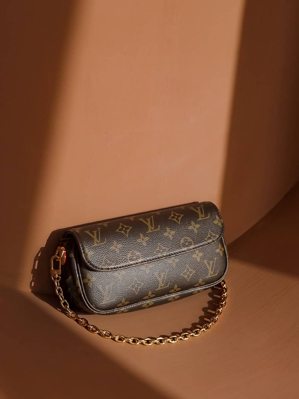 LOUIS VUITTON Wallet on Chain Ivy