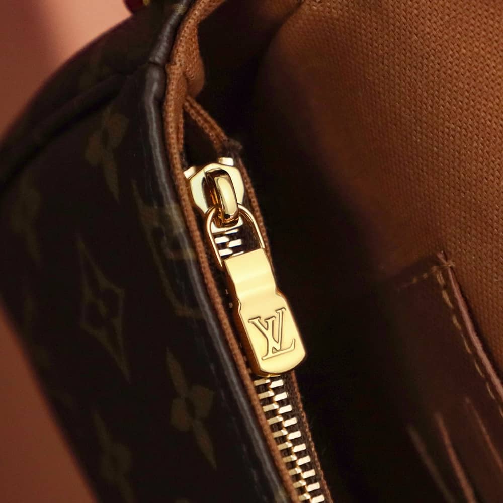 LOUIS VUITTON Wallet on Chain Ivy