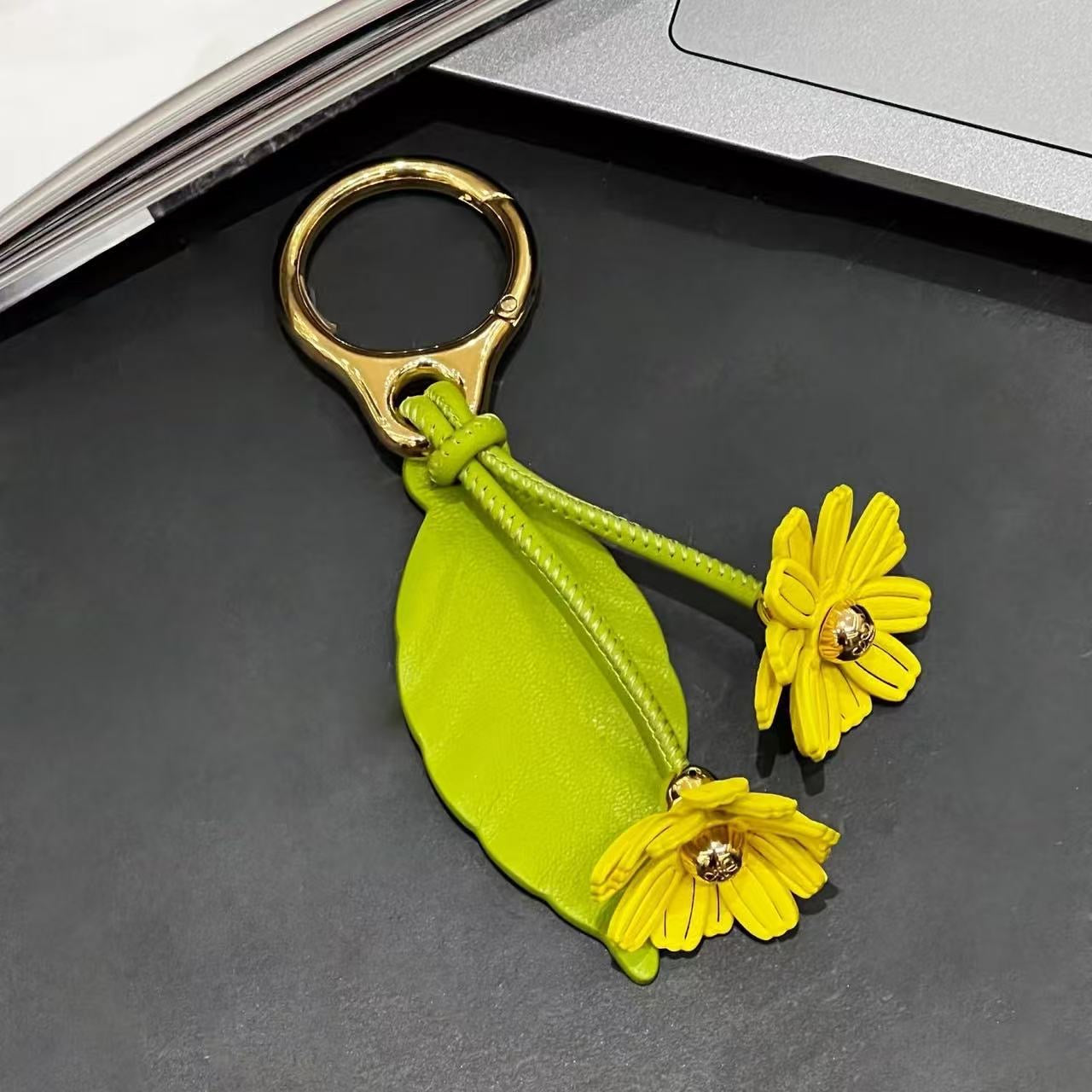 LWE Chamomille flower charm