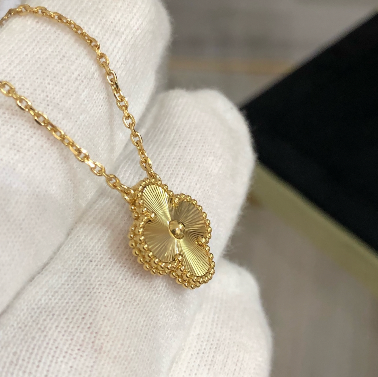 VAN CLEEF & ARPELS Vintage Alhambra Pendant 18K Solid Gold