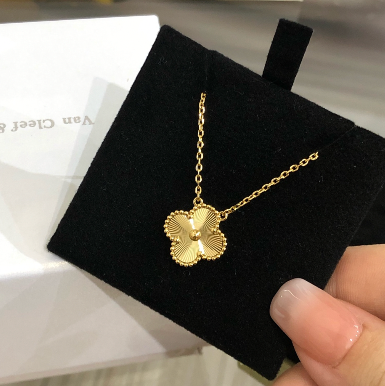 VAN CLEEF & ARPELS Vintage Alhambra Pendant 18K Solid Gold