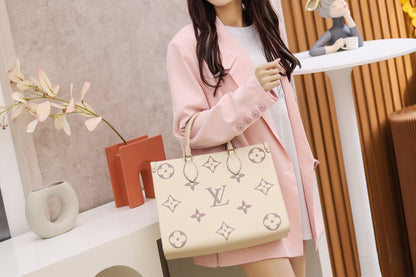 LV  OnTheGo MM Creme/Rose Pink