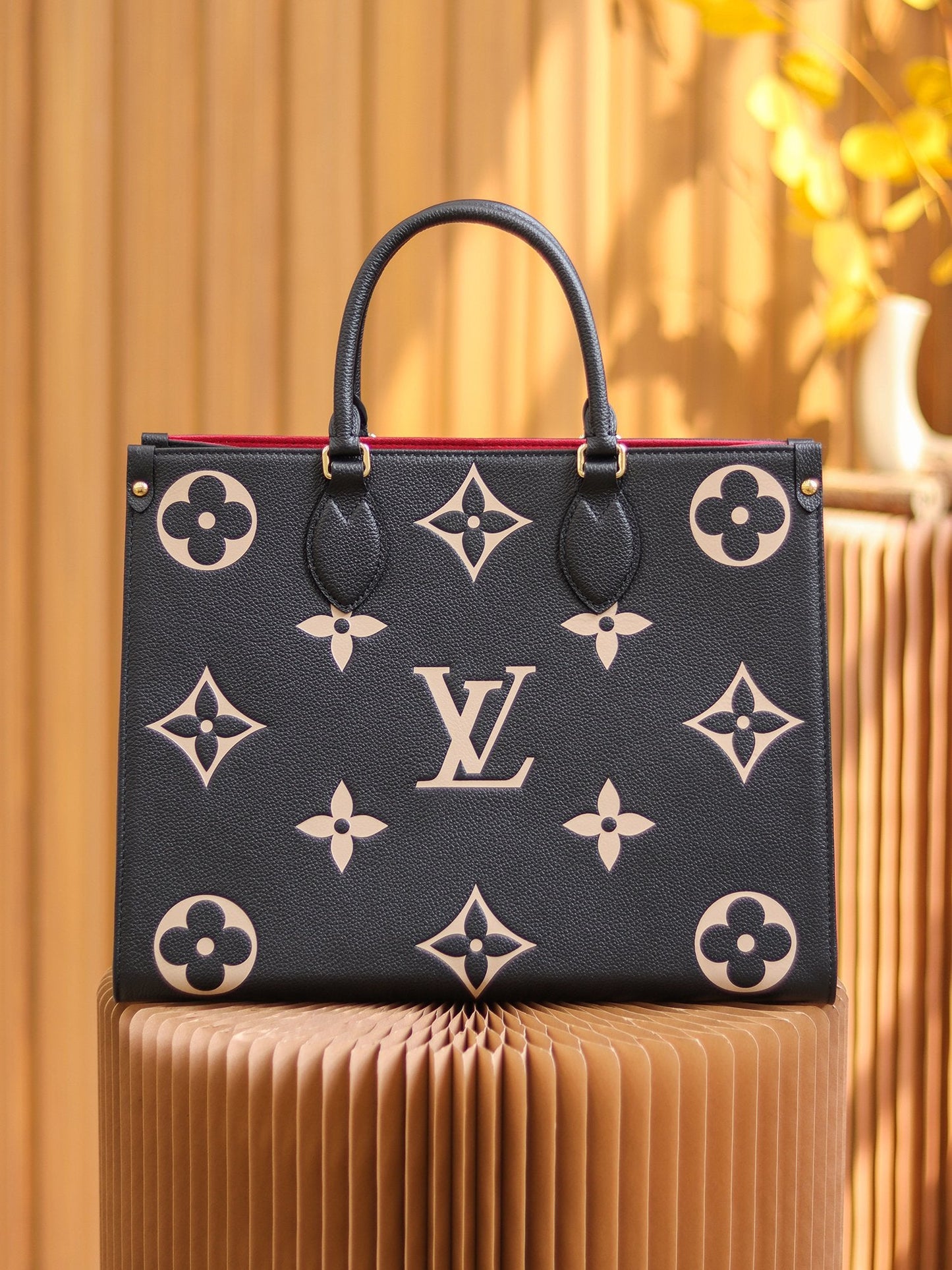 LV  OnTheGo MM Black/Beige