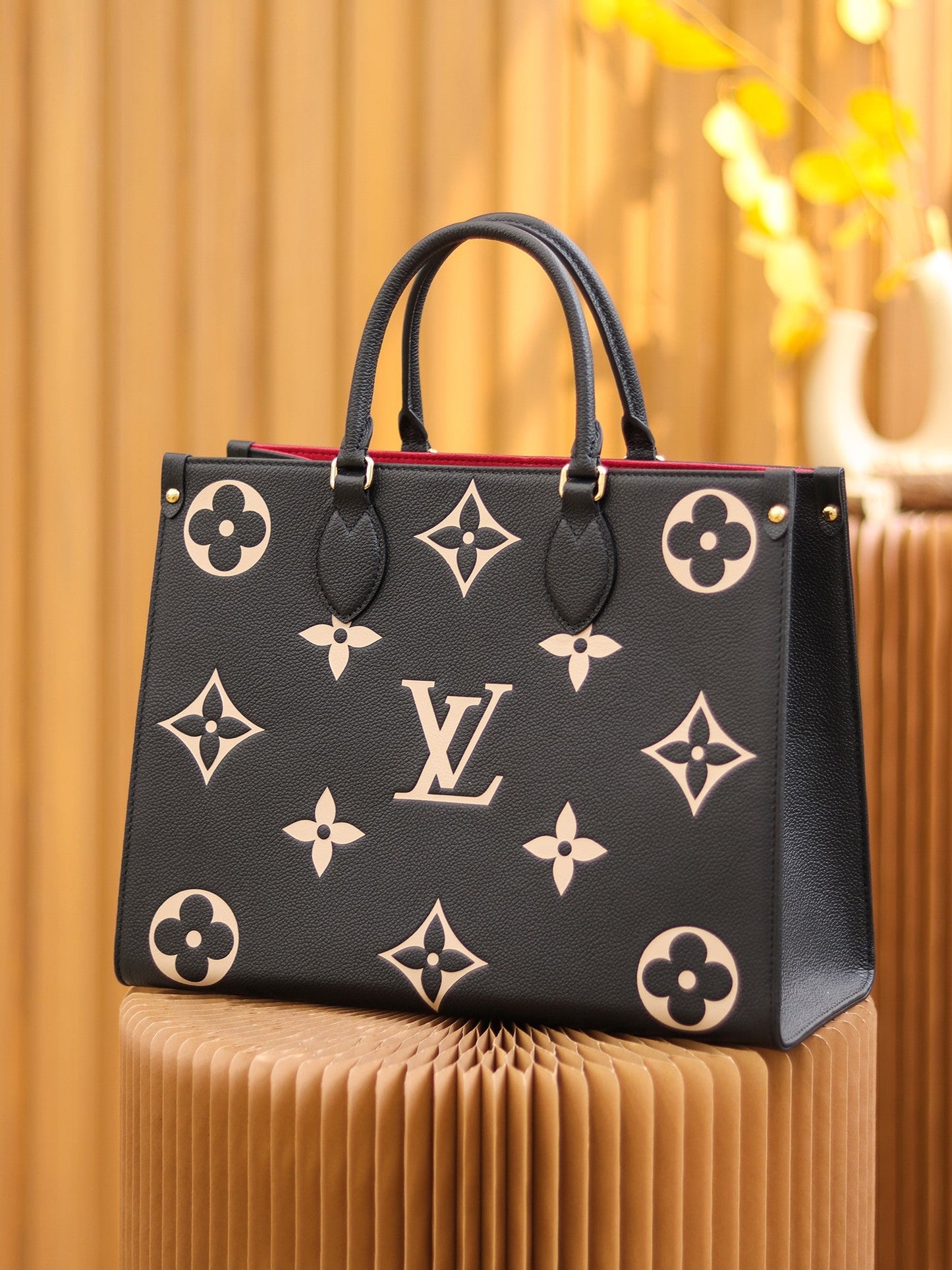 LV  OnTheGo MM Black/Beige