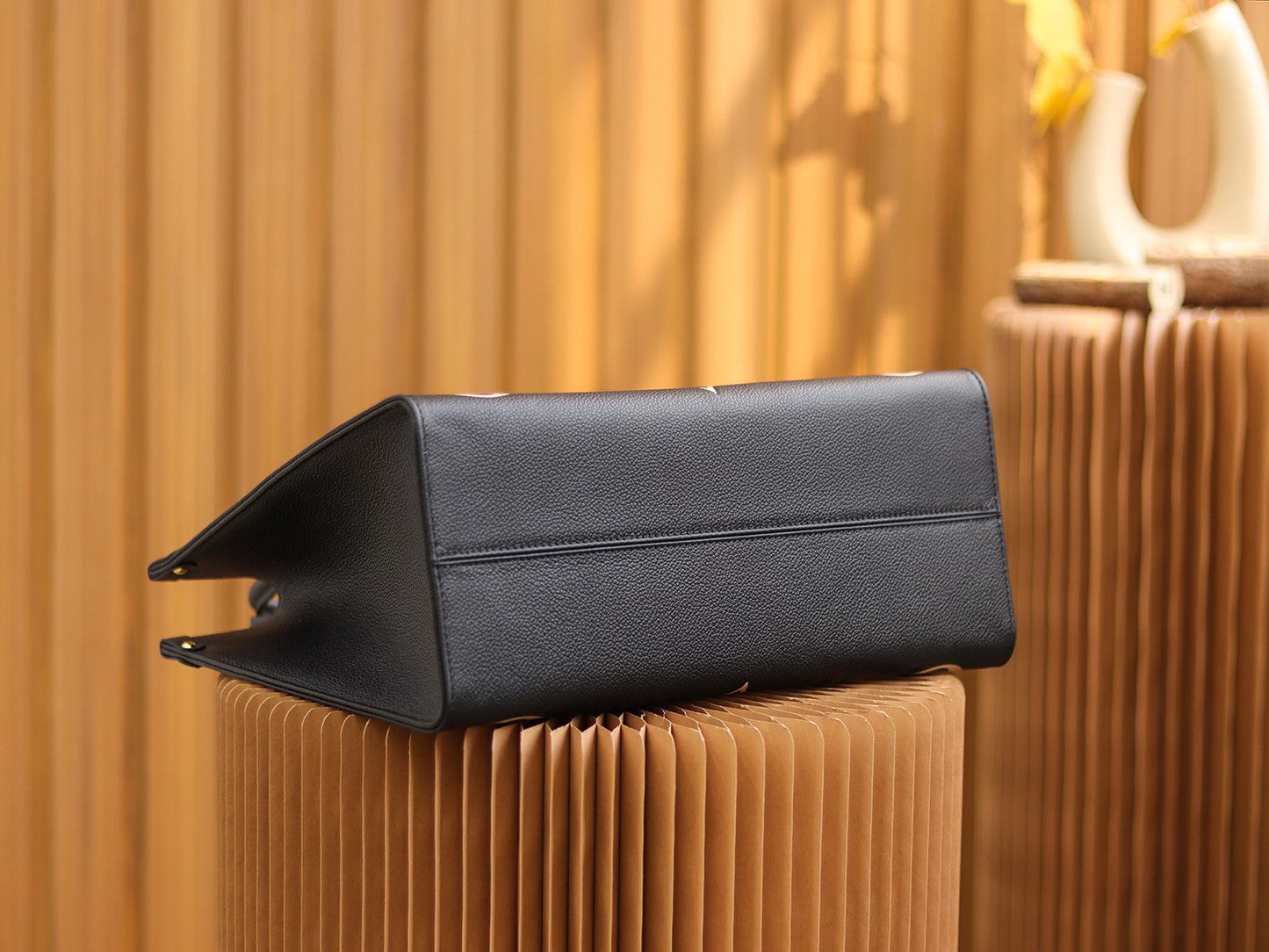 LV  OnTheGo MM Black/Beige