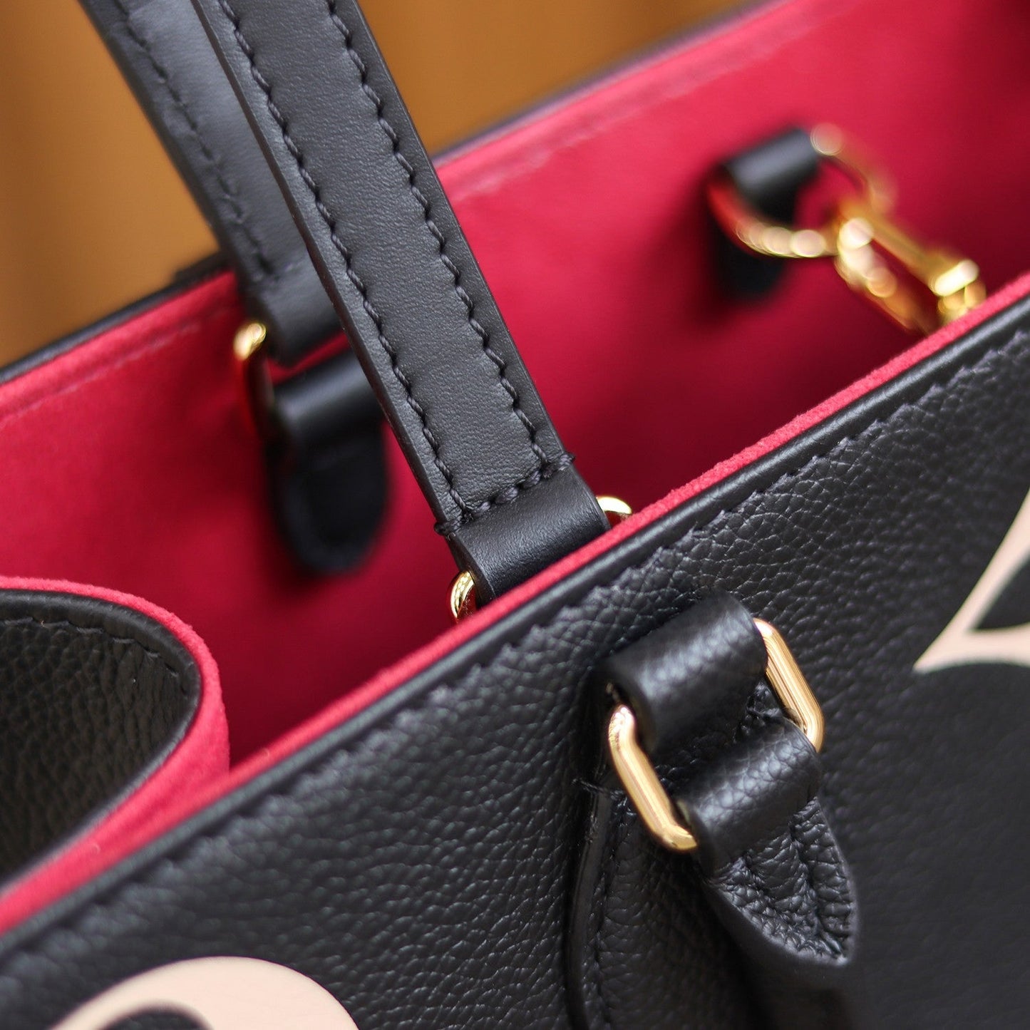 LV  OnTheGo MM Black/Beige