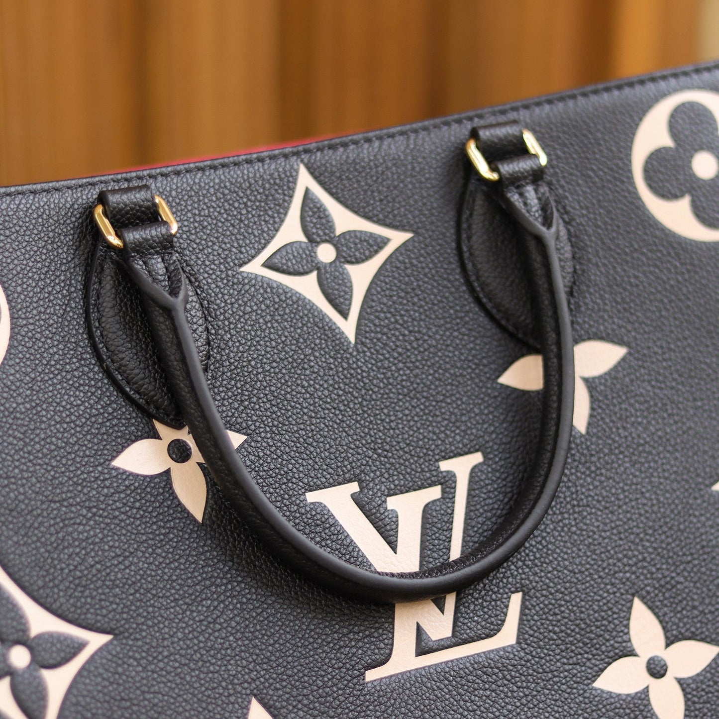 LV  OnTheGo MM Black/Beige