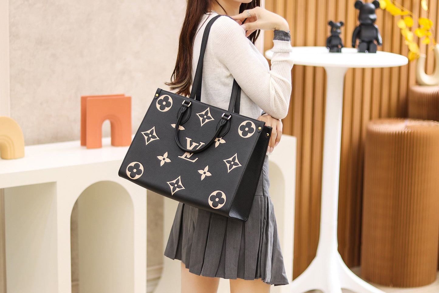 LV  OnTheGo MM Black/Beige