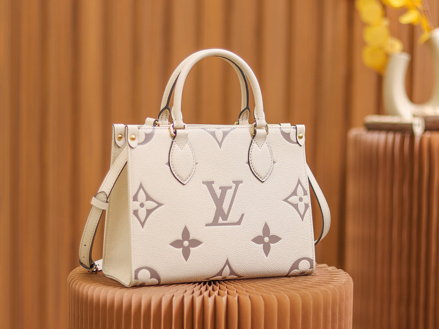 LV  OnTheGo PM Cream/Rose Pink
