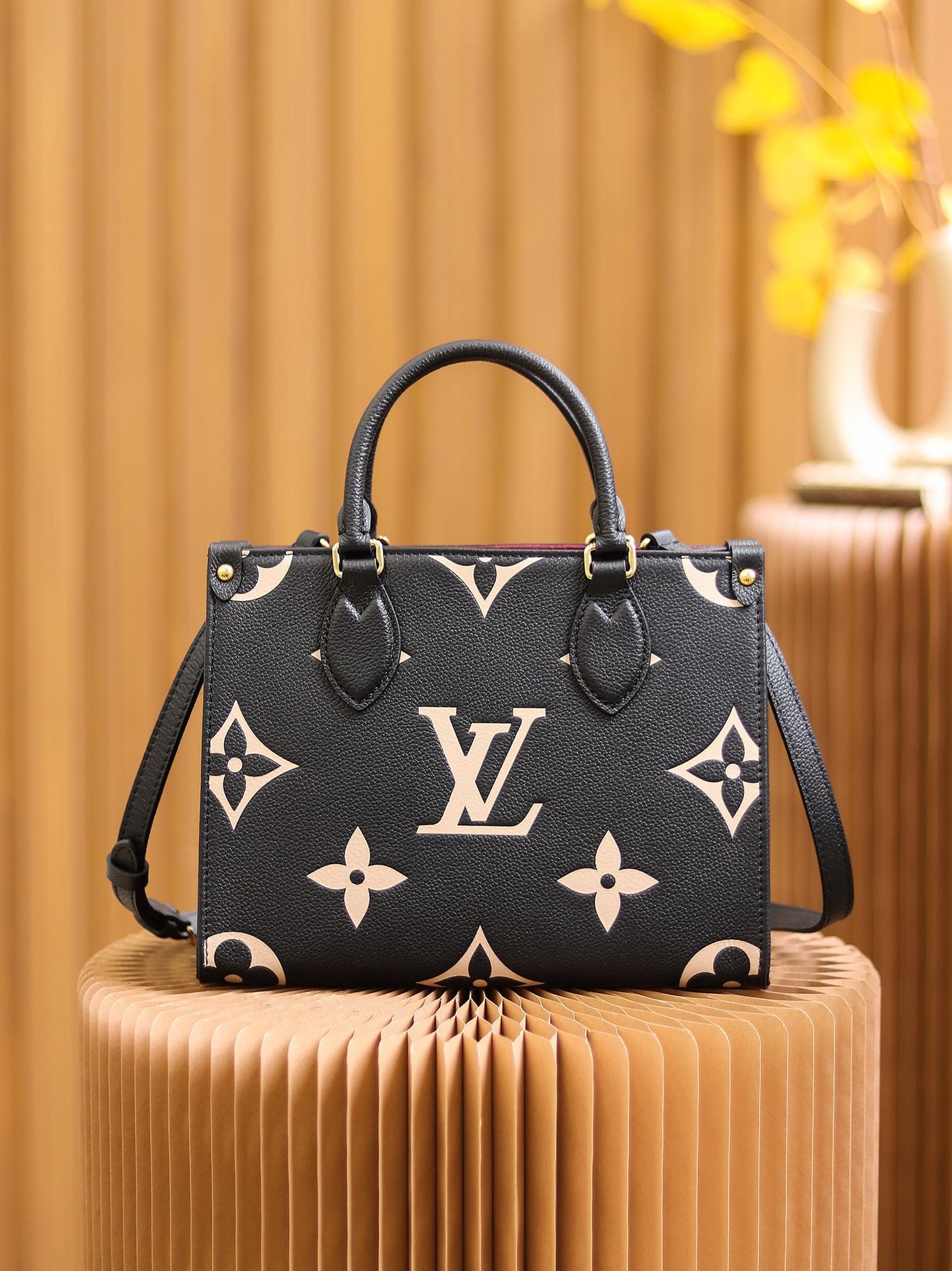 LV OnTheGo PM Black/Beige