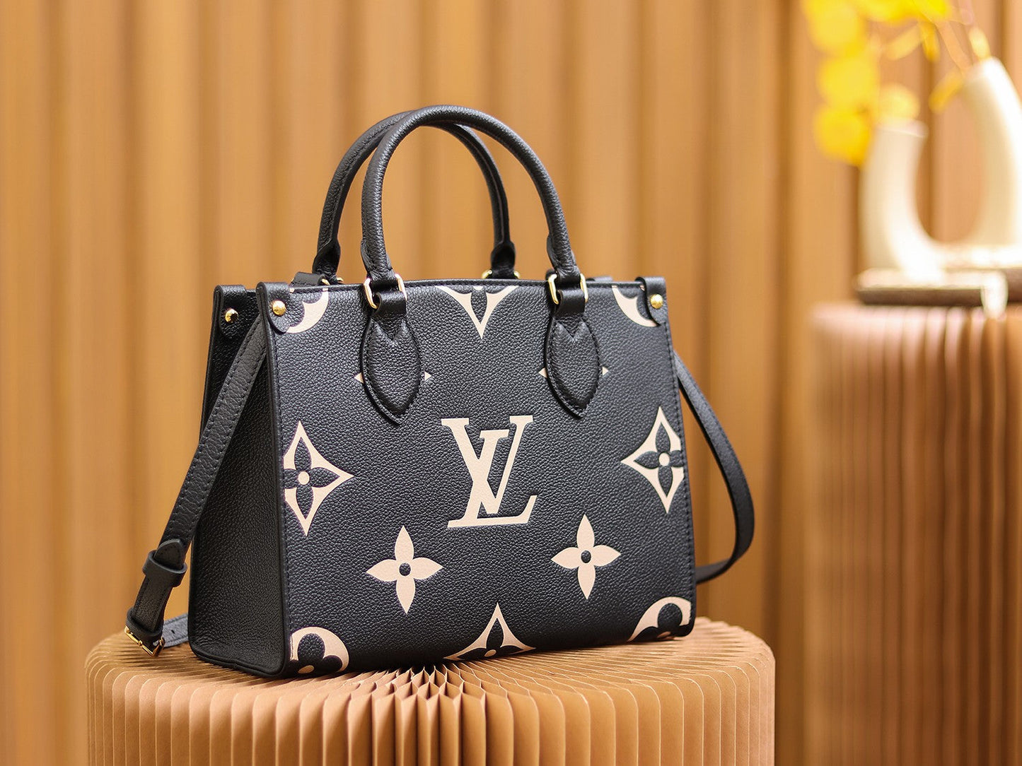 LV OnTheGo PM Black/Beige