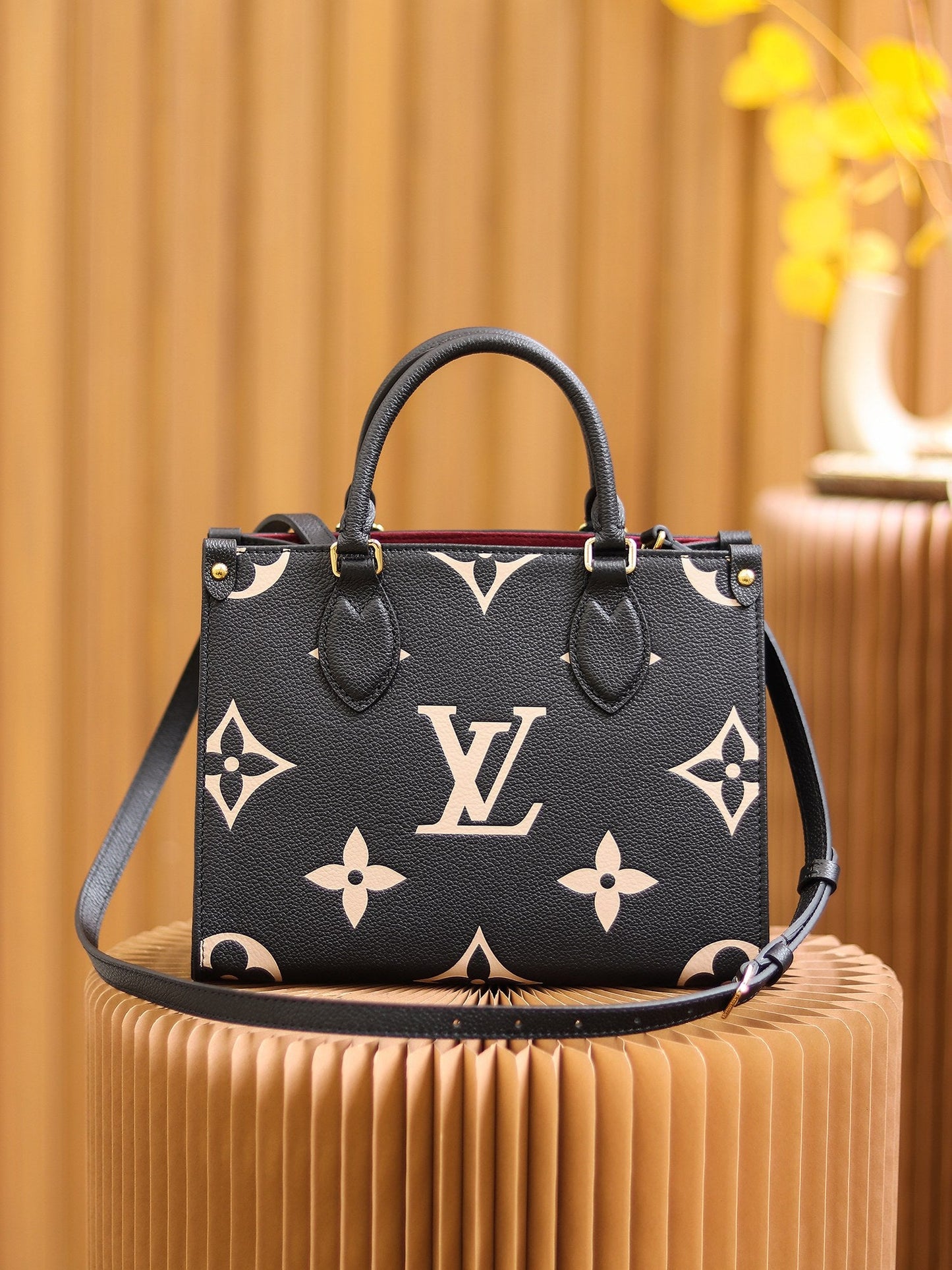 LV OnTheGo PM Black/Beige