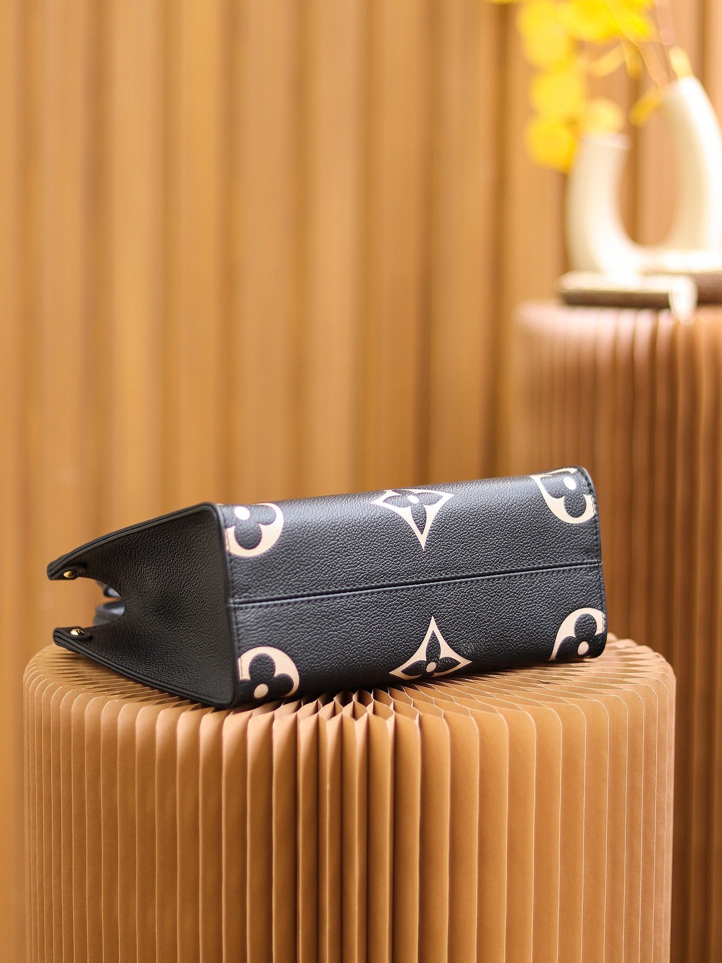 LV OnTheGo PM Black/Beige