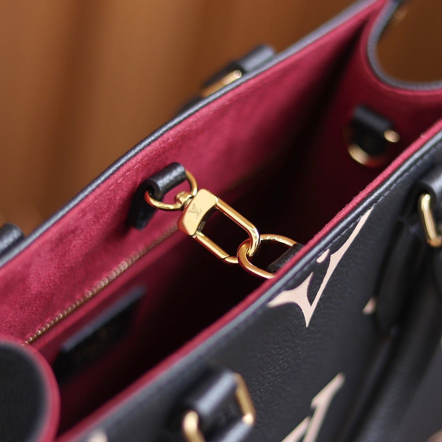 LV OnTheGo PM Black/Beige