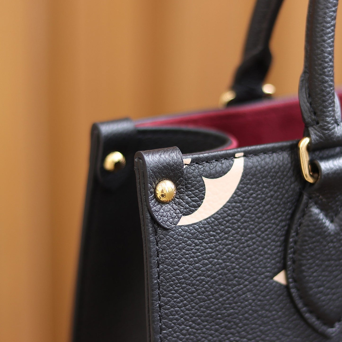 LV OnTheGo PM Black/Beige