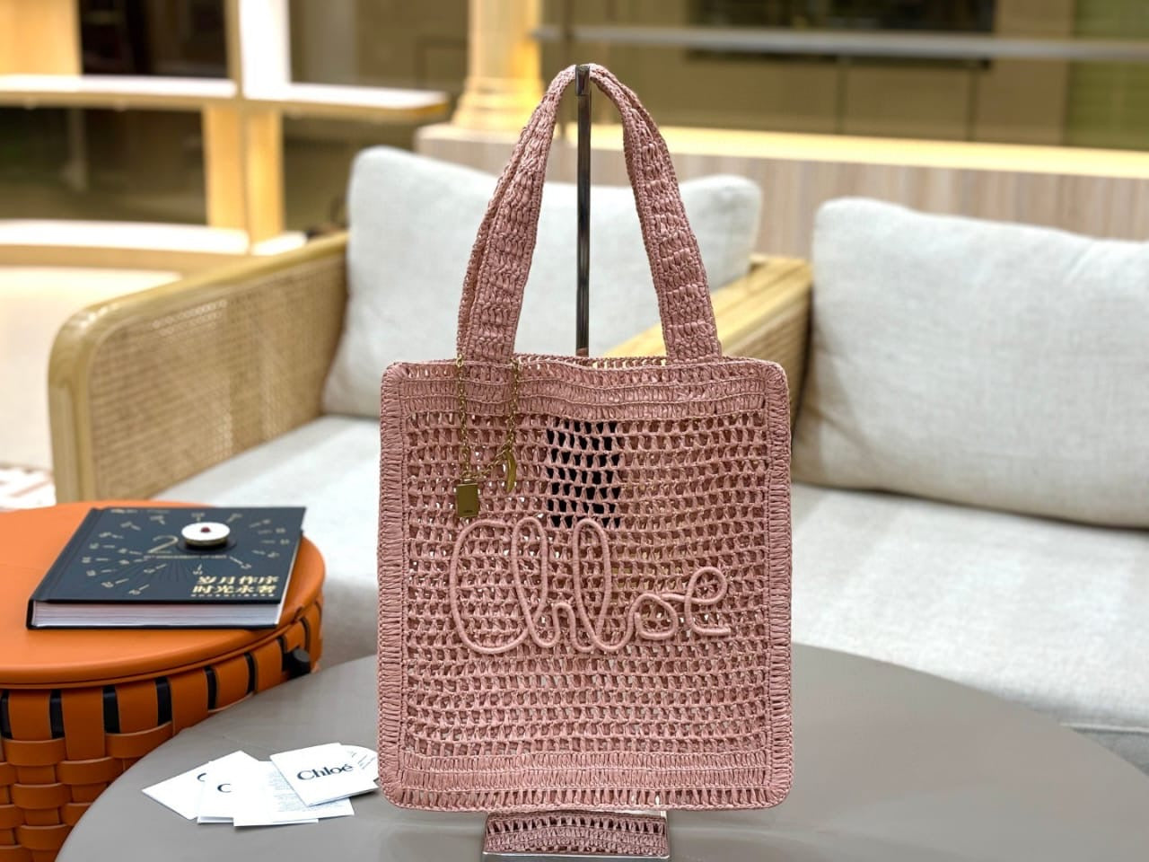 Banana Tote Bag In Raffia Pink