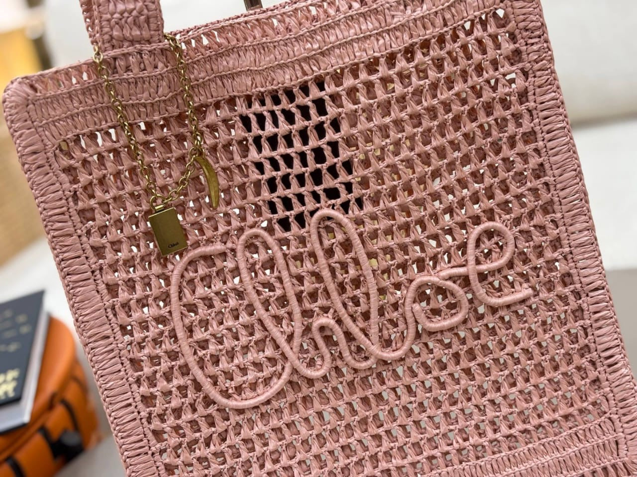 Banana Tote Bag In Raffia Pink