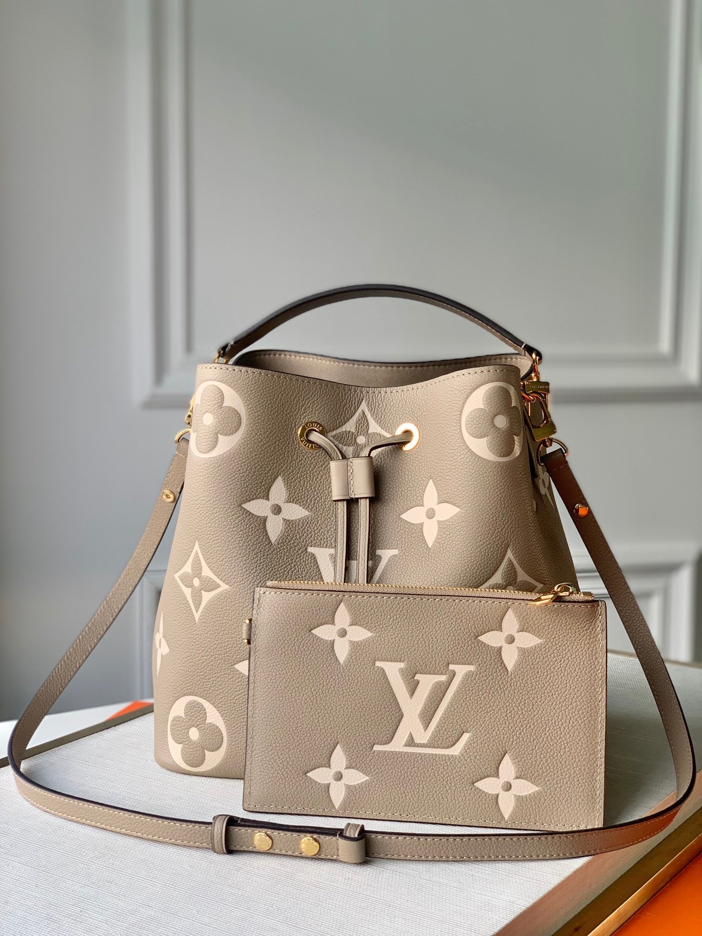 LV NéoNoé MM Dove/Cream – Sartorial Avenue