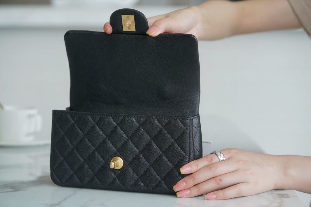 Chanel mini best sale flap bag inside